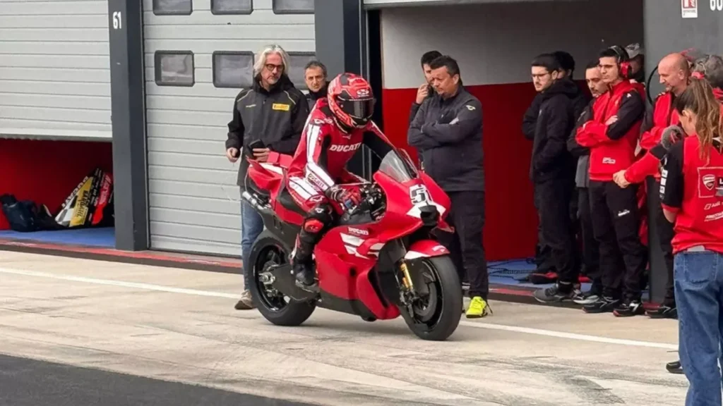 le futur de ducati en motogp ne fait plus de doute la desmosedici gp27 en 850 cm³ a été surprise en piste à misano avec ses nouveaux pneus pirelli et son aéro revue 3