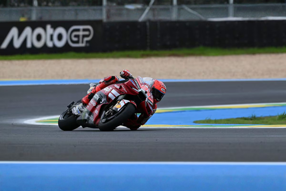 le futur de ducati en motogp ne fait plus de doute la desmosedici gp27 en 850 cm³ a été surprise en piste à misano avec ses nouveaux pneus pirelli et son aéro revue