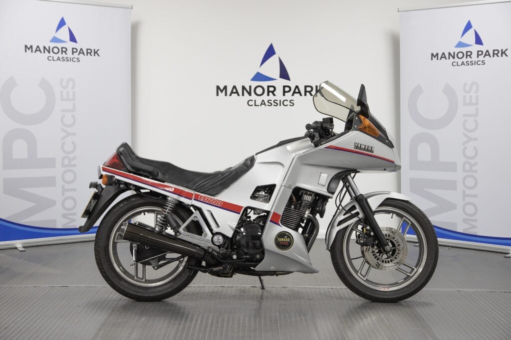 le plus grand fantasme mécanique des années 80 n’était ni électrique ni hybride c’étaient ces motos turbo japonaises si géniales sur le papier qu’elles ont fini par tuer leur propre marché 1