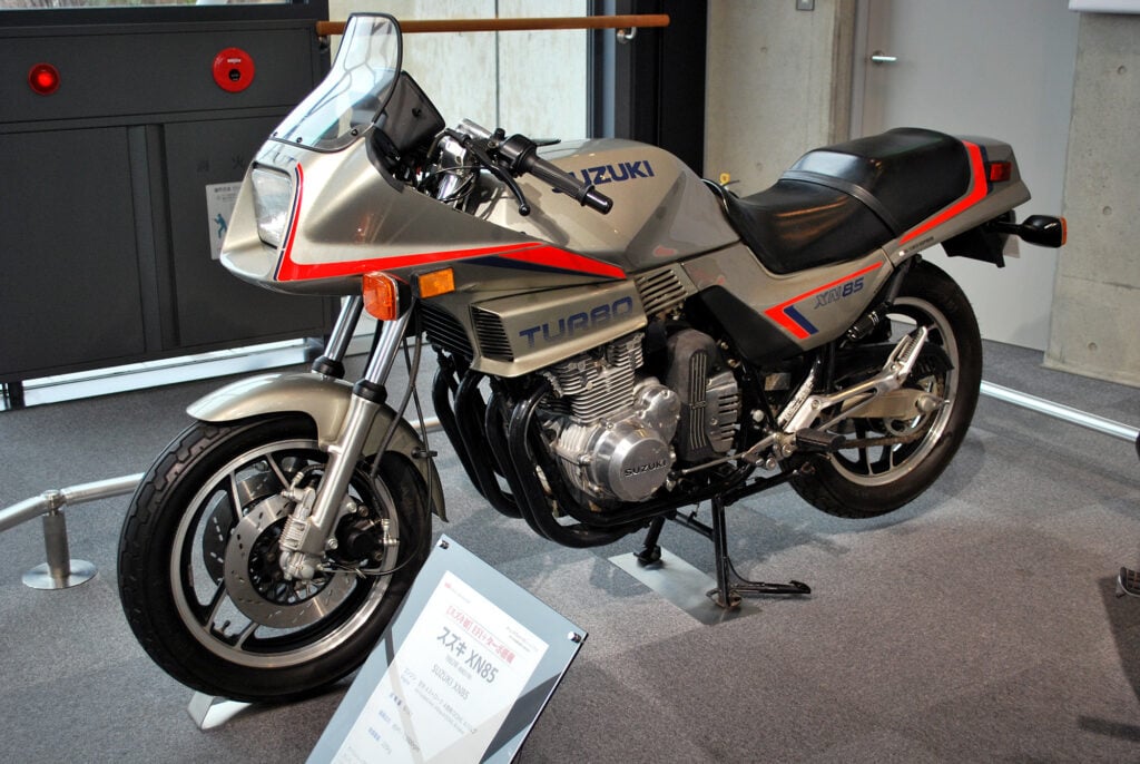 le plus grand fantasme mécanique des années 80 n’était ni électrique ni hybride c’étaient ces motos turbo japonaises si géniales sur le papier qu’elles ont fini par tuer leur propre marché 2