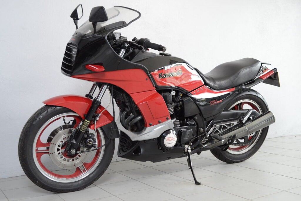 le plus grand fantasme mécanique des années 80 n’était ni électrique ni hybride c’étaient ces motos turbo japonaises si géniales sur le papier qu’elles ont fini par tuer leur propre marché 3