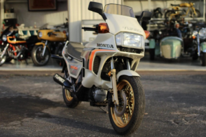 le plus grand fantasme mécanique des années 80 n’était ni électrique ni hybride c’étaient ces motos turbo japonaises si géniales sur le papier qu’elles ont fini par tuer leur propre marché