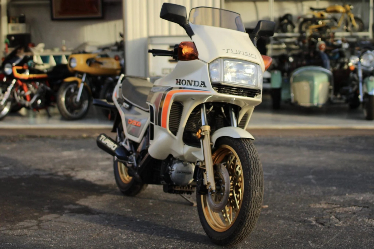 le plus grand fantasme mécanique des années 80 n’était ni électrique ni hybride c’étaient ces motos turbo japonaises si géniales sur le papier qu’elles ont fini par tuer leur propre marché