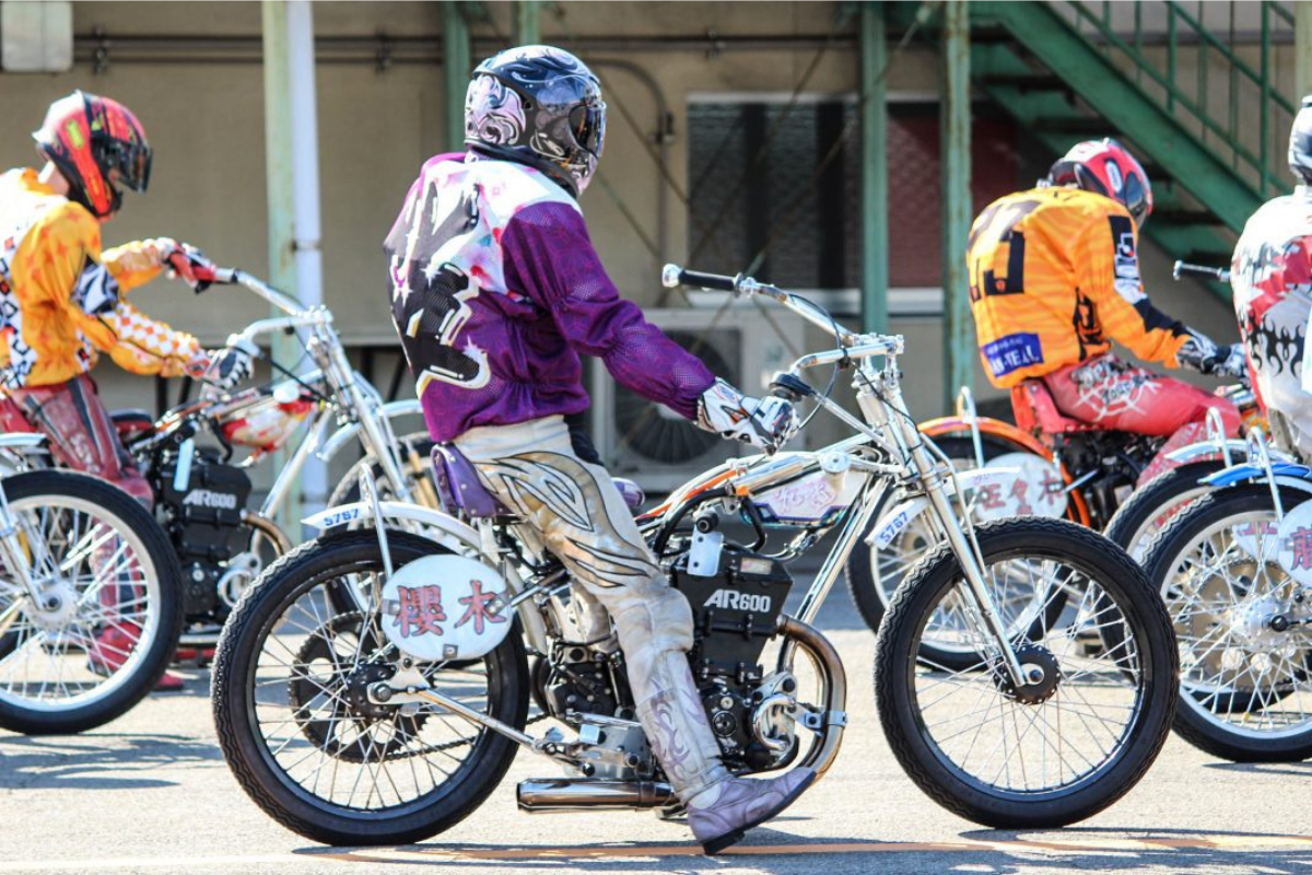 le seul sport japonais où l’on peut légalement parier n’est ni le baseball ni le sumo ce sont des courses de motos folles sans freins, infiltrées autrefois par la mafia