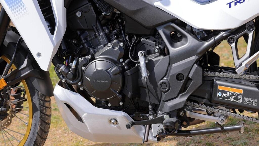 l’embrayage électronique de la honda xl750 transalp intrigue les motards et change la conduite au quotidien 10