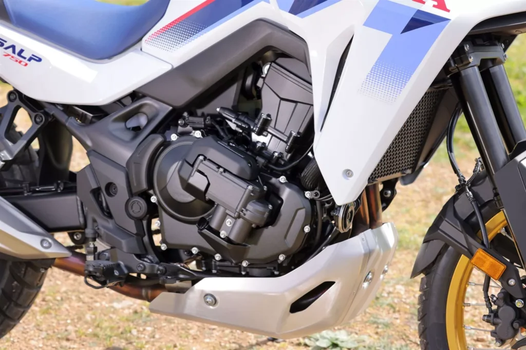 l’embrayage électronique de la honda xl750 transalp intrigue les motards et change la conduite au quotidien 14