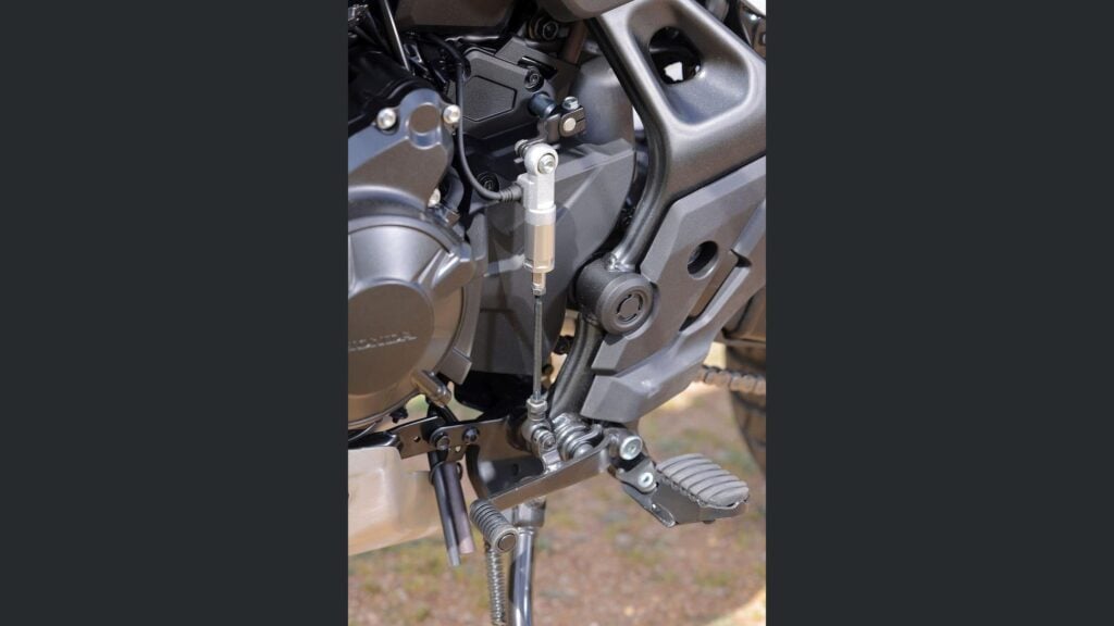 l’embrayage électronique de la honda xl750 transalp intrigue les motards et change la conduite au quotidien 17
