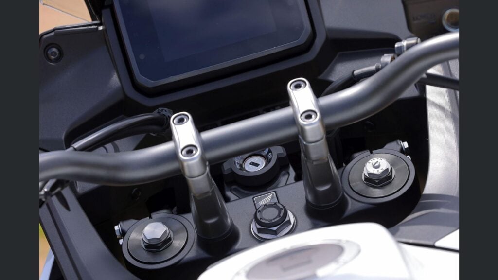 l’embrayage électronique de la honda xl750 transalp intrigue les motards et change la conduite au quotidien 18