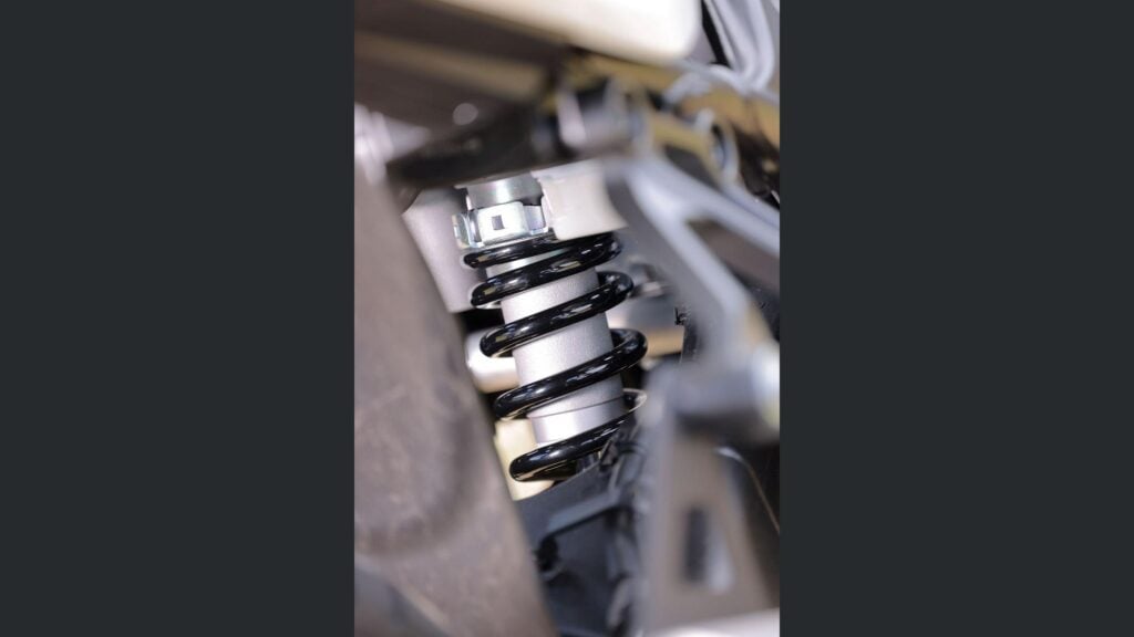 l’embrayage électronique de la honda xl750 transalp intrigue les motards et change la conduite au quotidien 21