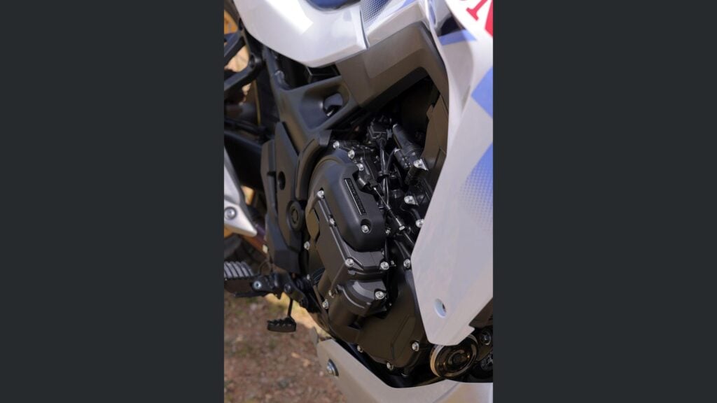 l’embrayage électronique de la honda xl750 transalp intrigue les motards et change la conduite au quotidien 22