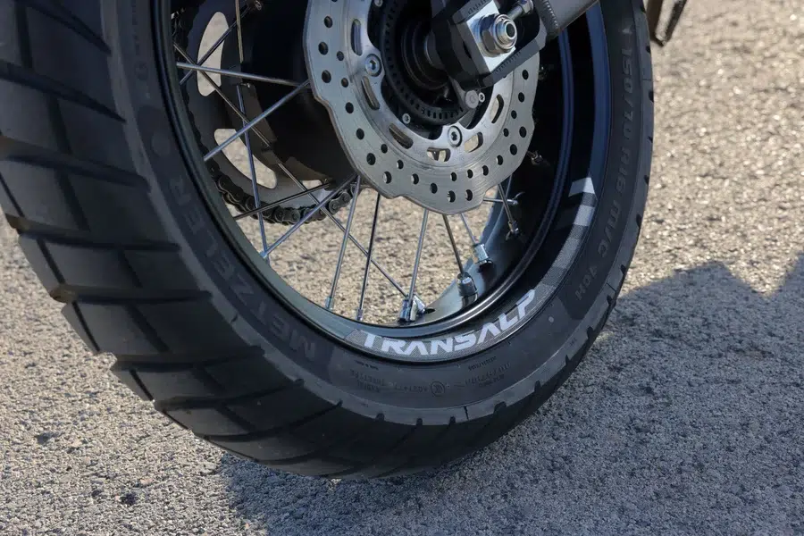 l’embrayage électronique de la honda xl750 transalp intrigue les motards et change la conduite au quotidien 6