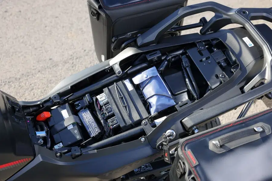 l’embrayage électronique de la honda xl750 transalp intrigue les motards et change la conduite au quotidien 7