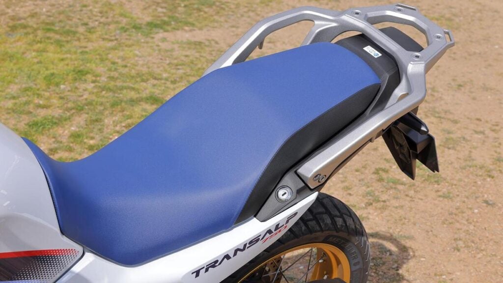 l’embrayage électronique de la honda xl750 transalp intrigue les motards et change la conduite au quotidien 8