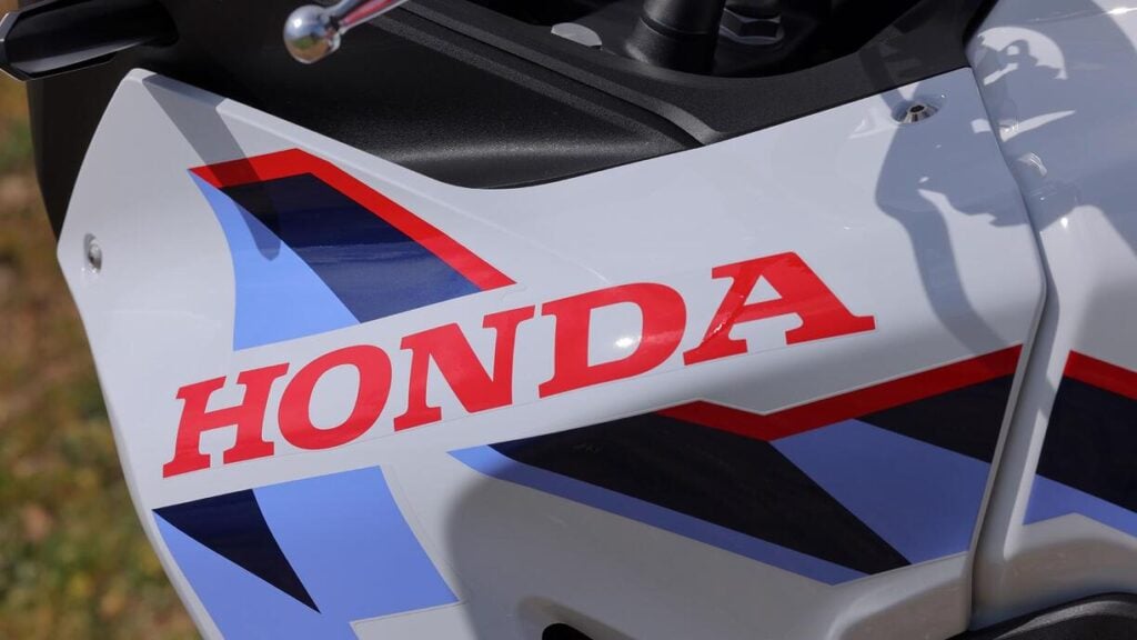 l’embrayage électronique de la honda xl750 transalp intrigue les motards et change la conduite au quotidien 9