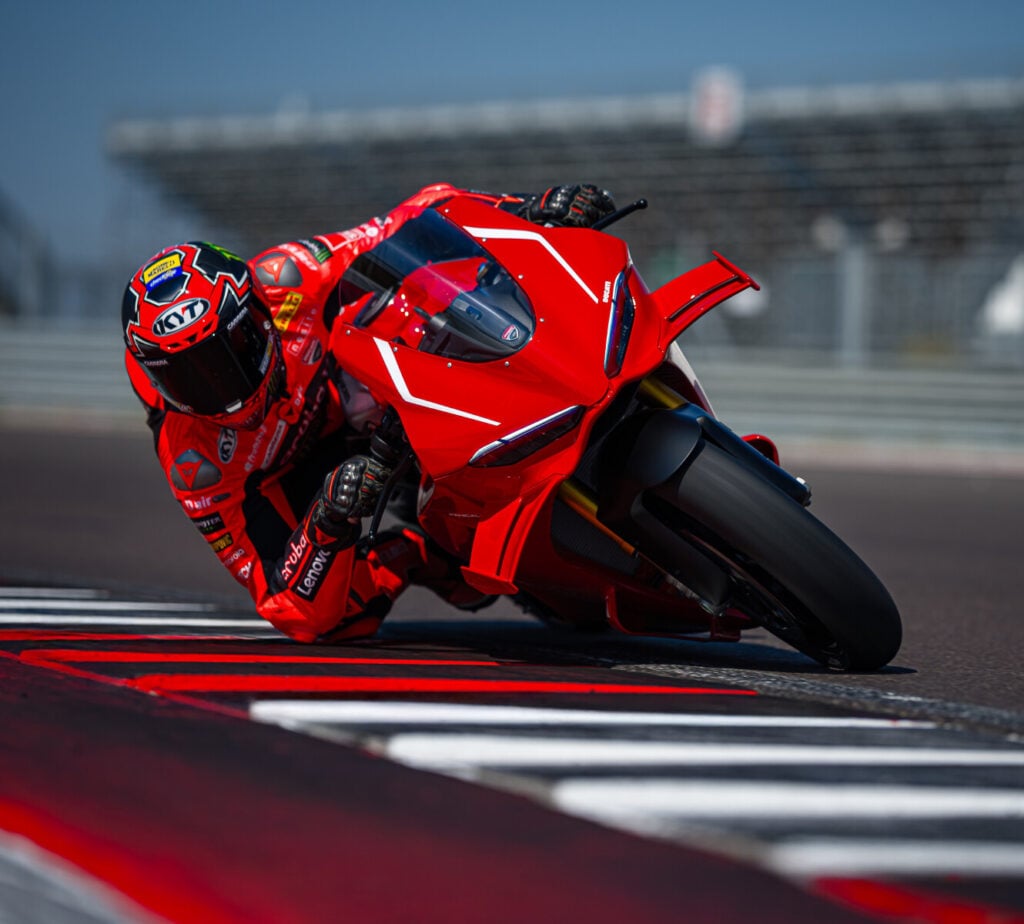 les ducati sont rouges pour la même raison que ferrari une vieille règle de course a transformé le “rosso corsa” en symbole absolu des motos italiennes 1