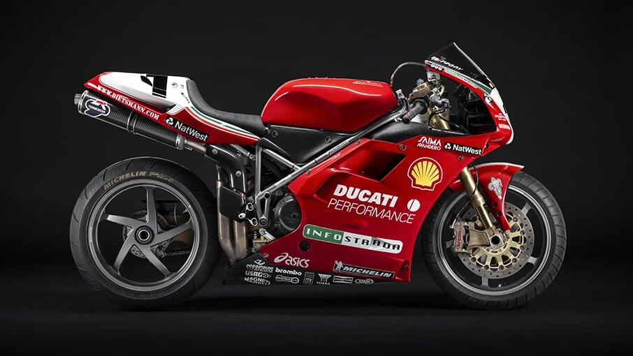les ducati sont rouges pour la même raison que ferrari une vieille règle de course a transformé le “rosso corsa” en symbole absolu des motos italiennes 4