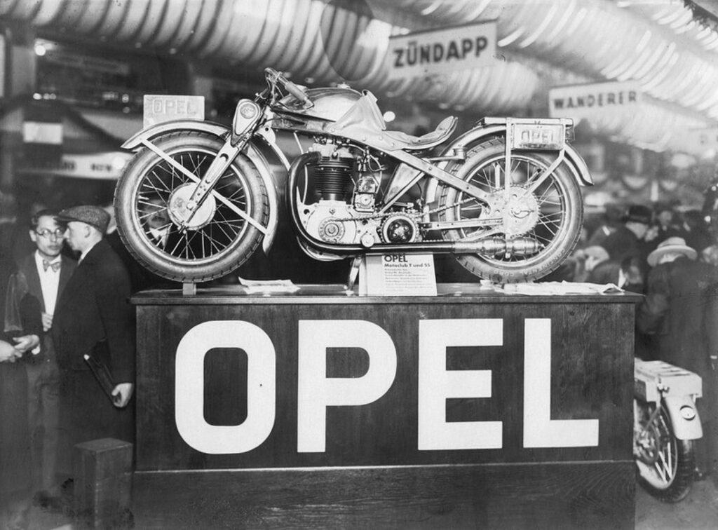 on croit que bmw a tout inventé en matière de moto allemande, mais opel fabriquait déjà des machines folles, dont une moto à réaction et un monstre de 2 000 cm³ 1