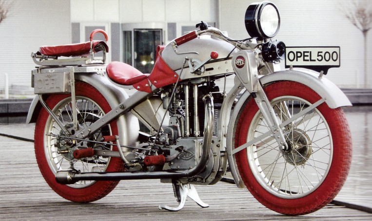 on croit que bmw a tout inventé en matière de moto allemande, mais opel fabriquait déjà des machines folles, dont une moto à réaction et un monstre de 2 000 cm³ 3