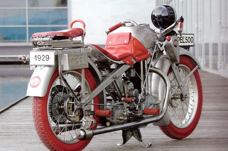 on croit que bmw a tout inventé en matière de moto allemande, mais opel fabriquait déjà des machines folles, dont une moto à réaction et un monstre de 2 000 cm³ 4