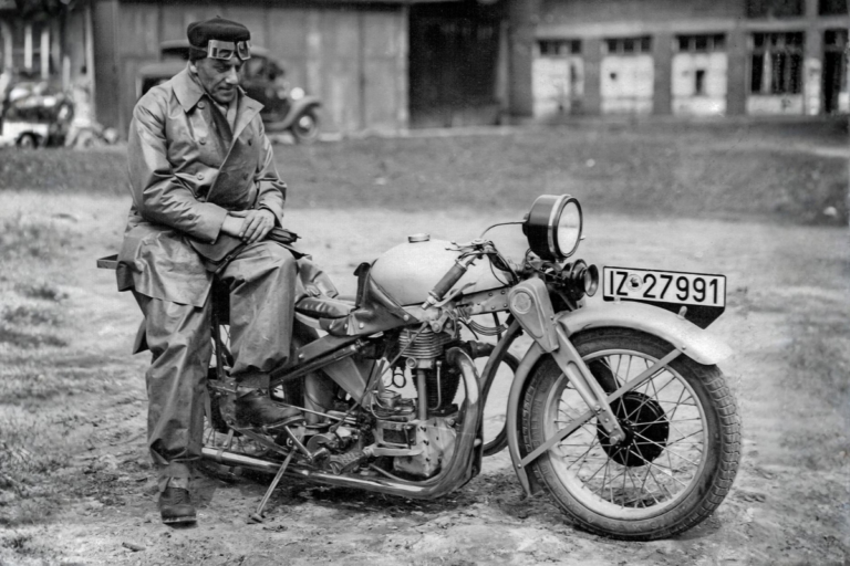 on croit que bmw a tout inventé en matière de moto allemande, mais opel fabriquait déjà des machines folles, dont une moto à réaction et un monstre de 2 000 cm³