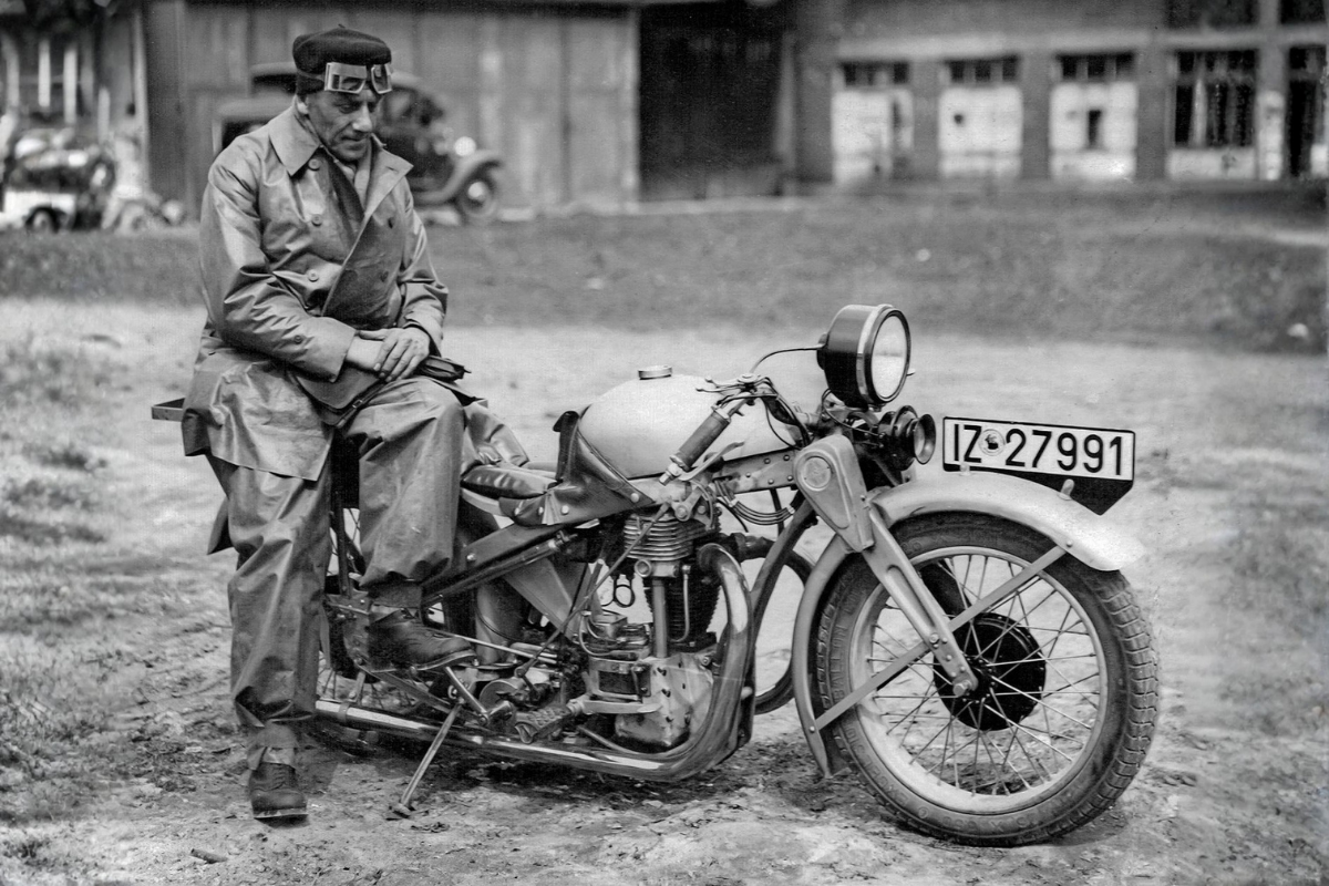 on croit que bmw a tout inventé en matière de moto allemande, mais opel fabriquait déjà des machines folles, dont une moto à réaction et un monstre de 2 000 cm³