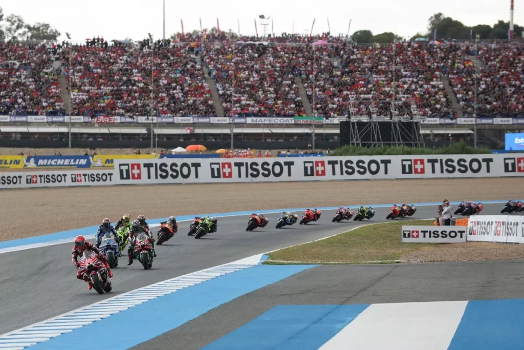 on n’avait encore jamais vu ça en motogp marc márquez chute à jerez, repart au bon moment et transforme un désastre en victoire totalement folle 2