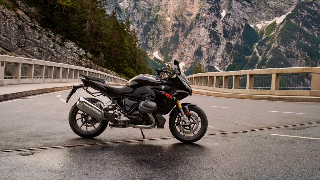 BMW fête les 50 ans de la famille RS, mais derrière cet anniversaire se cache surtout l’histoire d’une lignée qui a changé à jamais l’idée même de la moto sport-GT