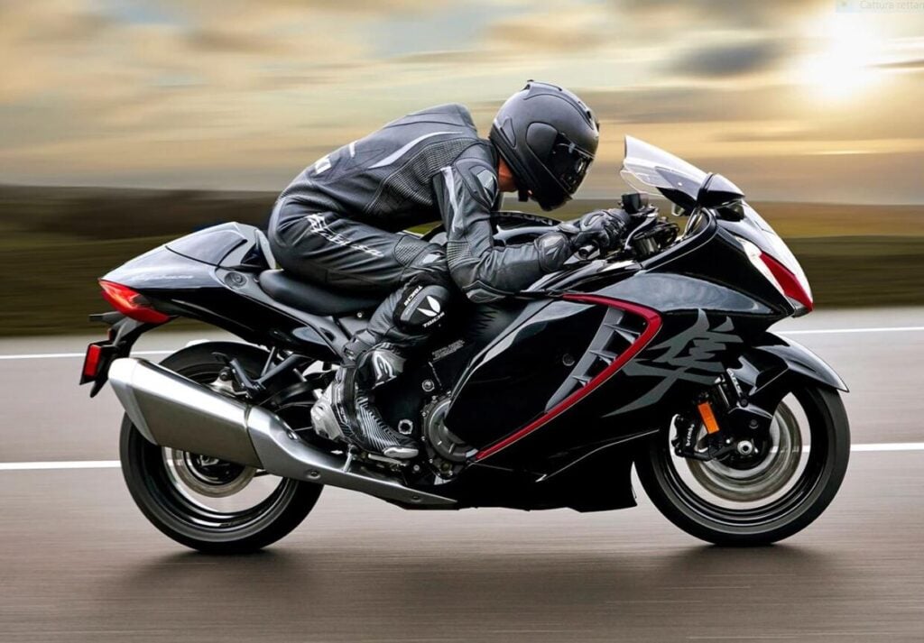suzuki a opposé la hayabusa à un faucon pèlerin, et ce duel complètement fou a rappelé pourquoi cette moto reste l’un des monstres les plus mythiques de l’histoire 2