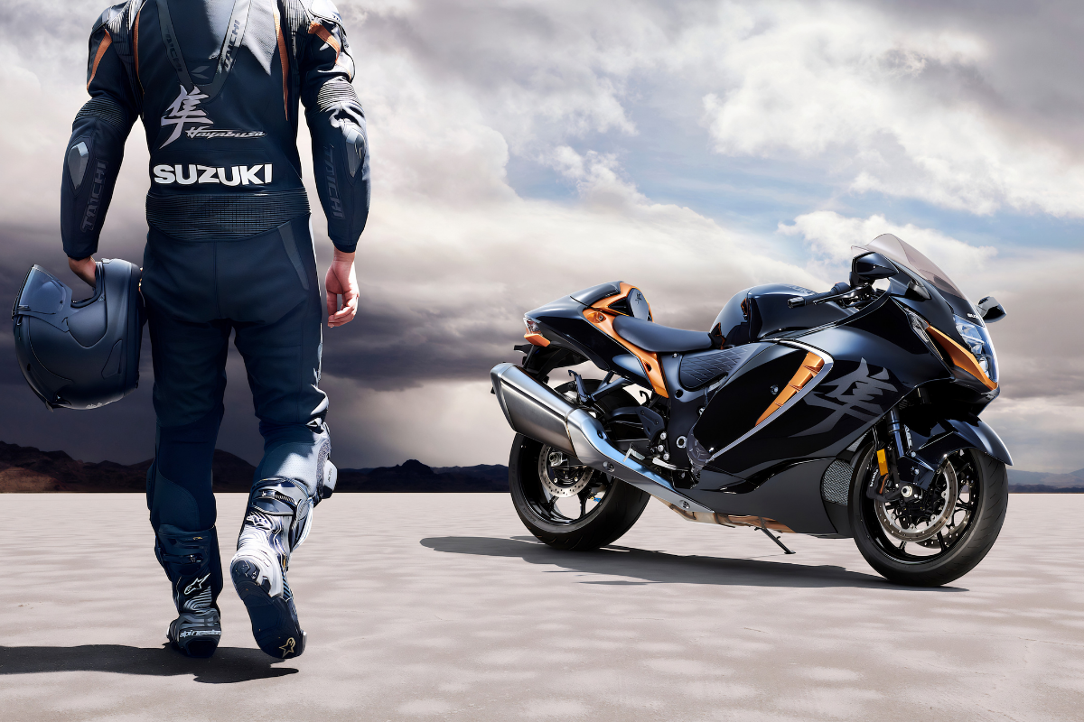 suzuki a opposé la hayabusa à un faucon pèlerin, et ce duel complètement fou a rappelé pourquoi cette moto reste l’un des monstres les plus mythiques de l’histoire