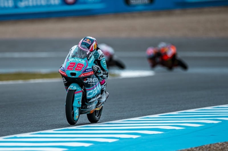 Máximo Quiles s’envole déjà vers le titre en Moto3, pendant que David Muñoz réussit à Jerez un retour presque inimaginable avec un podium après des mois d’enfer