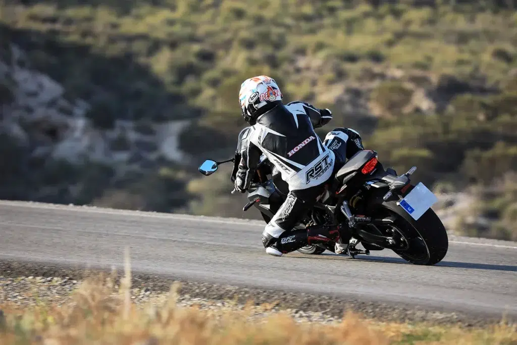 tous les motards font du contrebraquage depuis le premier jour sans le savoir la technique qui fonctionne en courbe à partir de 30 kmh 1