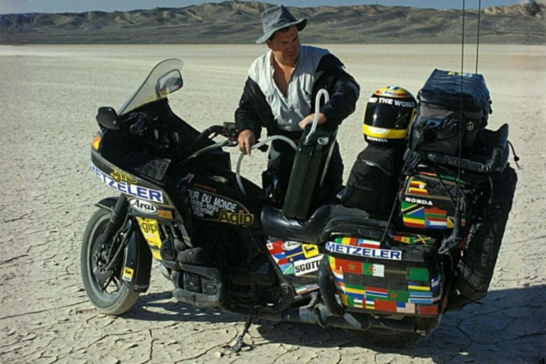735 000 km, des pirates, des guerres et une honda bénie par jean paul ii le voyage fou d’un motard argentin