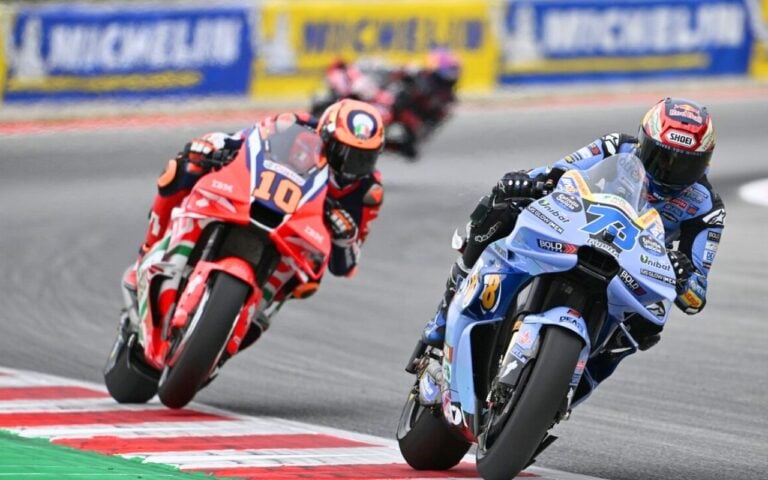 Álex Márquez arrache la Sprint de Barcelone pour 41 millièmes face à Pedro Acosta, pendant qu’Aprilia s’enfonce dans un week-end qui vire au cauchemar