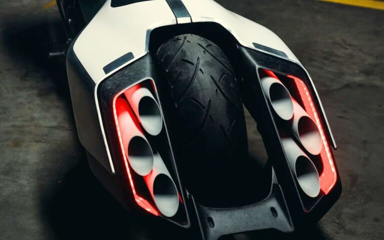 BMW vient peut-être de dévoiler la vraie héritière de la K1600, et cette Vision K18 au six-cylindres monstrueux ressemble déjà à un bagger venu du futur