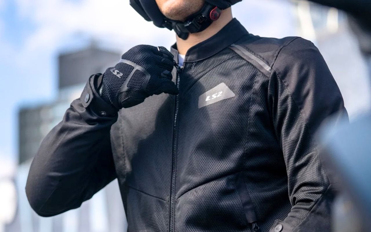 Cette veste de moto été LS2 à moins de 100 € promet de rouler protégé sans finir en nage, mais son succès semble déjà créer un problème que beaucoup vont découvrir trop tard