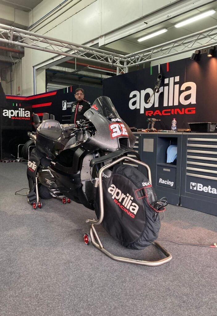 aprilia montre enfin sa motogp 2027 à jerez, et ce premier prototype 850 cm³ laisse déjà voir que la marque pense autant à demain qu’à son duel actuel contre ducati 1