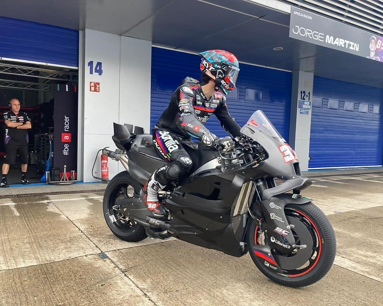 aprilia montre enfin sa motogp 2027 à jerez, et ce premier prototype 850 cm³ laisse déjà voir que la marque pense autant à demain qu’à son duel actuel contre ducati 2