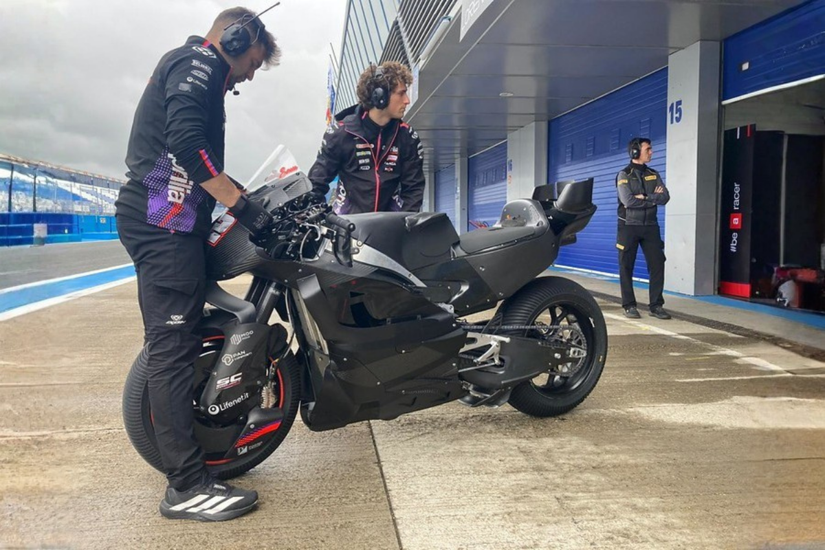 aprilia montre enfin sa motogp 2027 à jerez, et ce premier prototype 850 cm³ laisse déjà voir que la marque pense autant à demain qu’à son duel actuel contre ducati