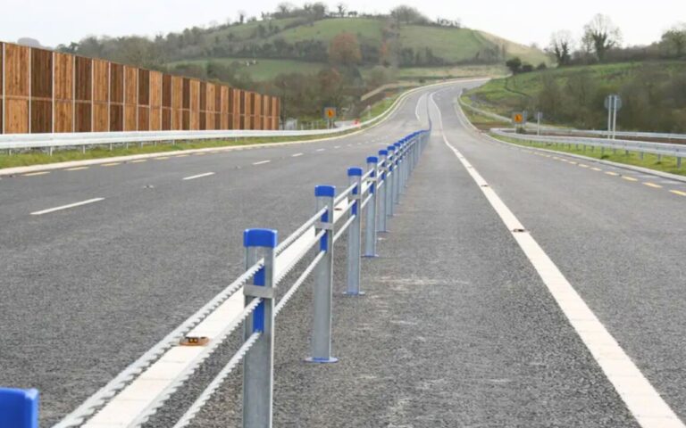 Au Royaume-Uni, des câbles d'acier installés sur les autoroutes tuent un motard sur deux qui les percute, et le pays refuse de les retirer