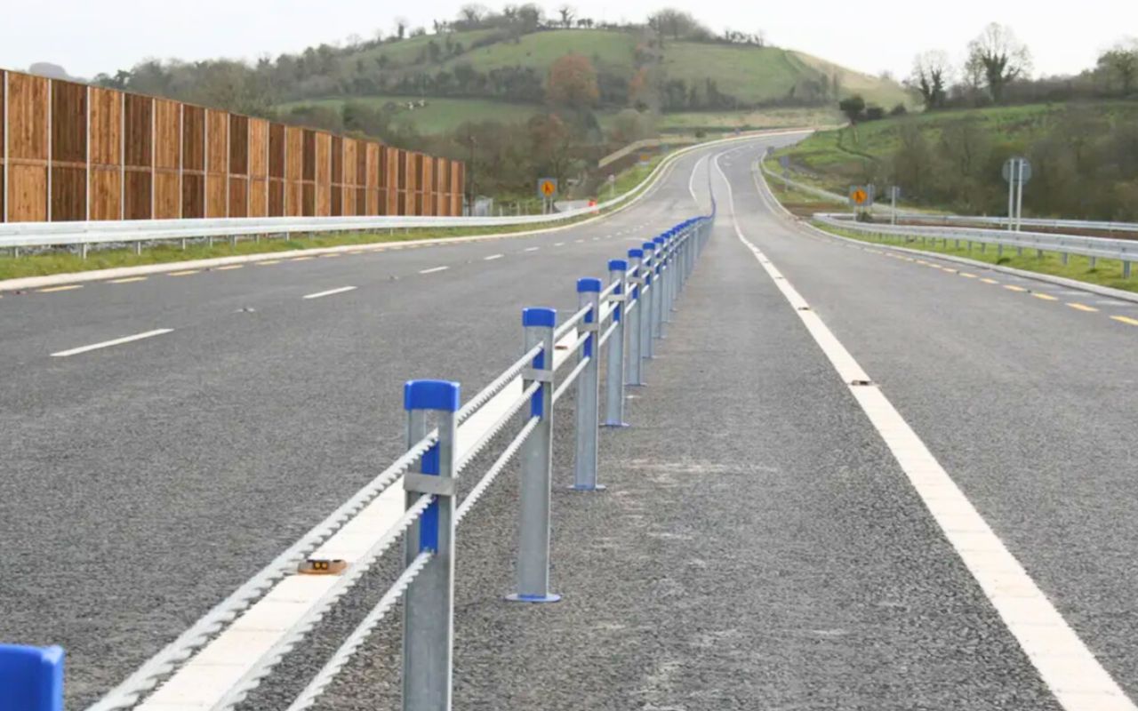Au Royaume-Uni, des câbles d'acier installés sur les autoroutes tuent un motard sur deux qui les percute, et le pays refuse de les retirer