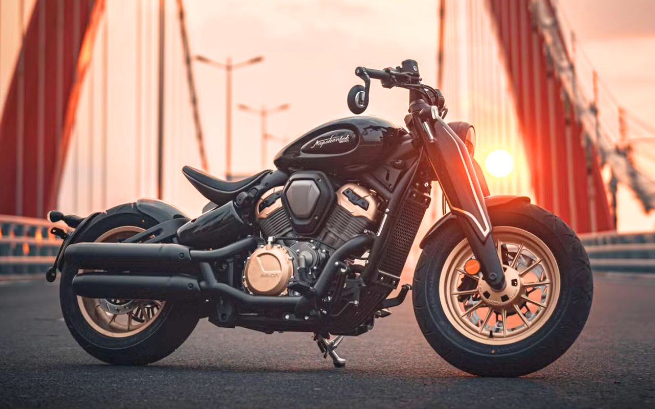 Ce cruiser Harley-Davidson au look custom d'usine fait sensation mais cache un détail technique qui divise profondément les motards