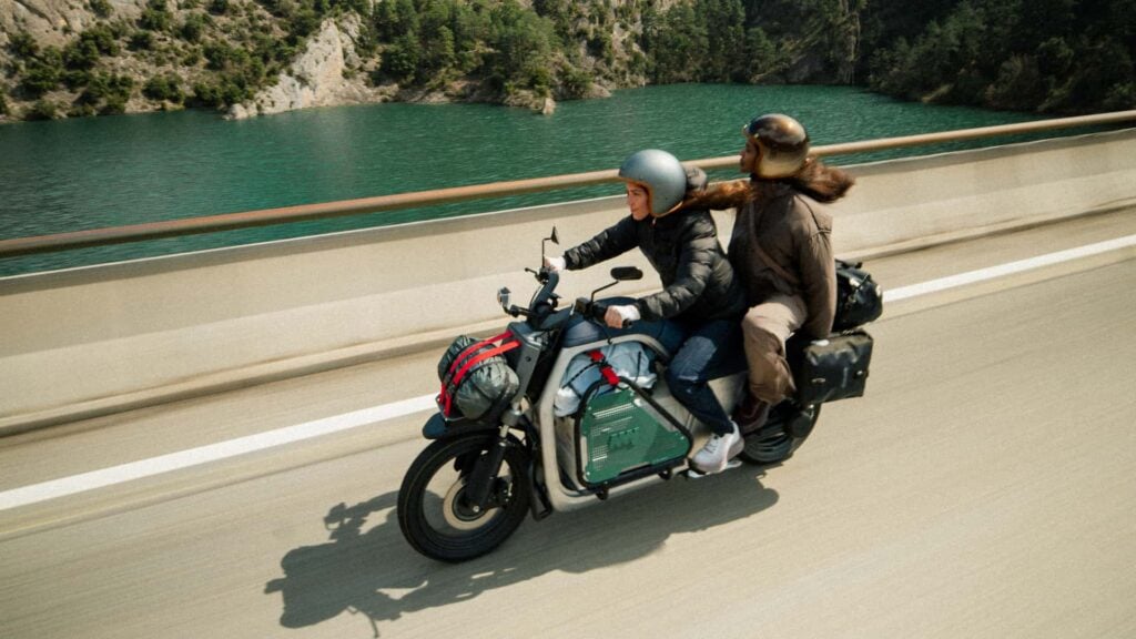 ce drôle de scooter électrique veut remplacer votre voiture au quotidien, et son concept venu d’anciens de ferrari, vespa et pininfarina pourrait bien sembler moins fou qu’il n’y paraît 1
