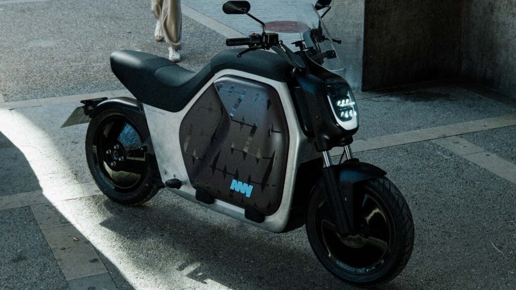 ce drôle de scooter électrique veut remplacer votre voiture au quotidien, et son concept venu d’anciens de ferrari, vespa et pininfarina pourrait bien sembler moins fou qu’il n’y paraît 3