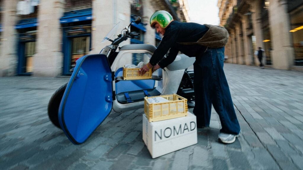 ce drôle de scooter électrique veut remplacer votre voiture au quotidien, et son concept venu d’anciens de ferrari, vespa et pininfarina pourrait bien sembler moins fou qu’il n’y paraît 4