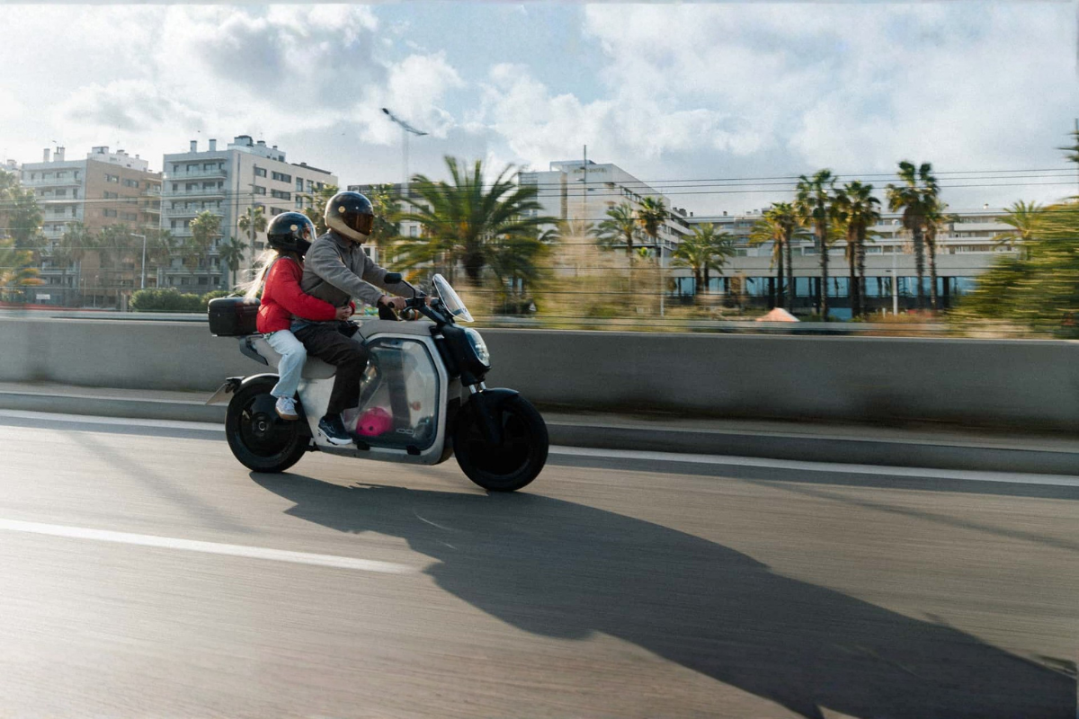 ce drôle de scooter électrique veut remplacer votre voiture au quotidien, et son concept venu d’anciens de ferrari, vespa et pininfarina pourrait bien sembler moins fou qu’il n’y paraît