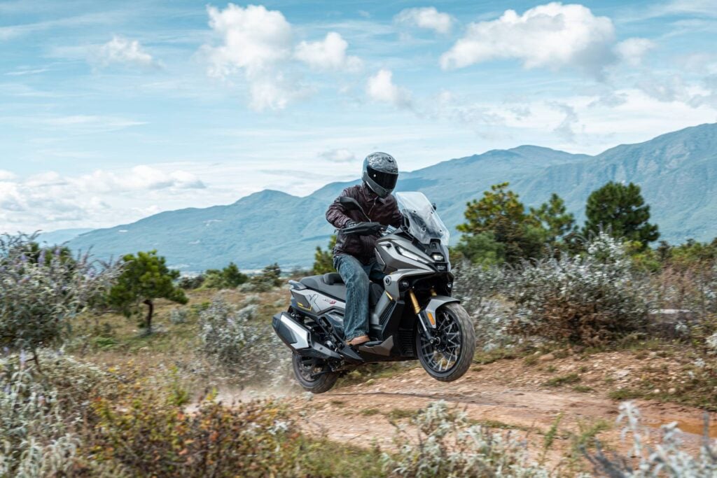 ce nouveau scooter chinois à moins de 6 300 € attaque frontalement le honda adv350, et son équipement est si agressif qu’il pourrait changer la bataille du marché 1