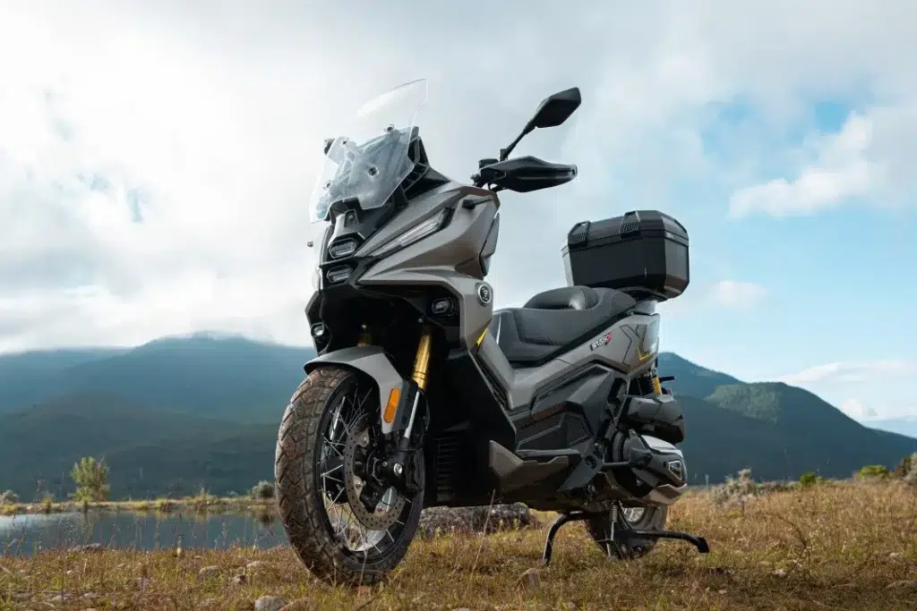 ce nouveau scooter chinois à moins de 6 300 € attaque frontalement le honda adv350, et son équipement est si agressif qu’il pourrait changer la bataille du marché 2