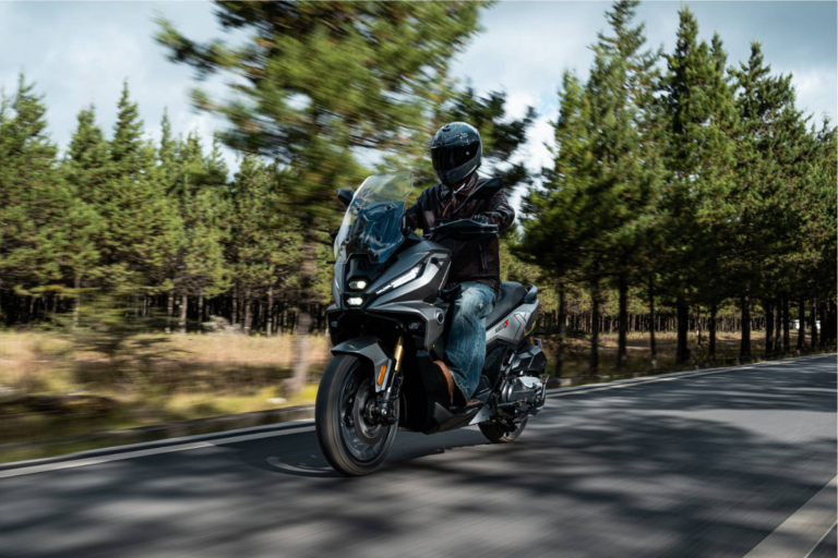 ce nouveau scooter chinois à moins de 6 300 € attaque frontalement le honda adv350, et son équipement est si agressif qu’il pourrait changer la bataille du marché