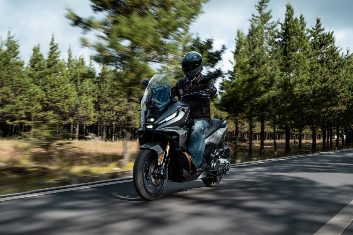 ce nouveau scooter chinois à moins de 6 300 € attaque frontalement le honda adv350, et son équipement est si agressif qu’il pourrait changer la bataille du marché