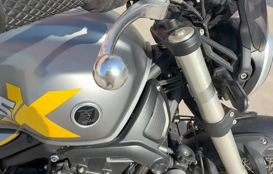 ce petit détail sur les leviers de moto paraît banal, mais il a probablement évité des accidents terribles 1